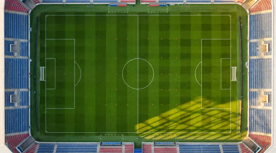 Fotbollsplan sedd uppifrån med taktiska linjer och spelmarkeringar före en turnering